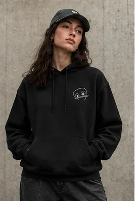 Visualisierung: Person mit Cap im schwarzen Hoodie, kleines Gesicht auf der Brust