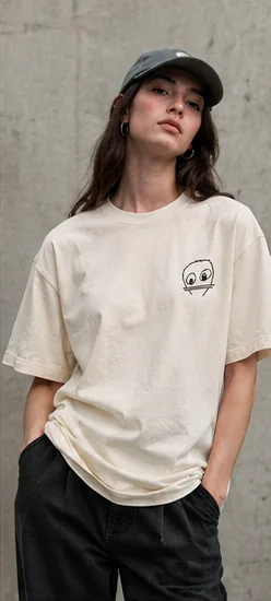 Visualisierung: Person mit Cap, cremefarbenes Shirt mit kleinem Gesicht auf der Brust